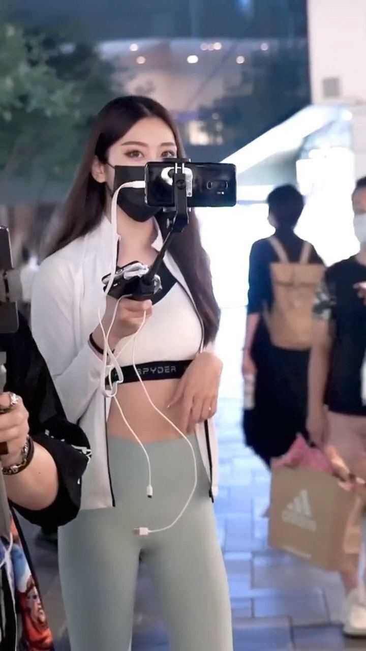 三里屯大长腿美女主播穿搭觅音miyi