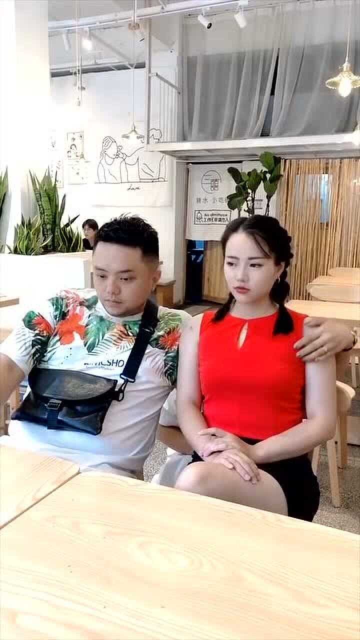 臭流氓,你女朋友还在呢,摸什么摸!