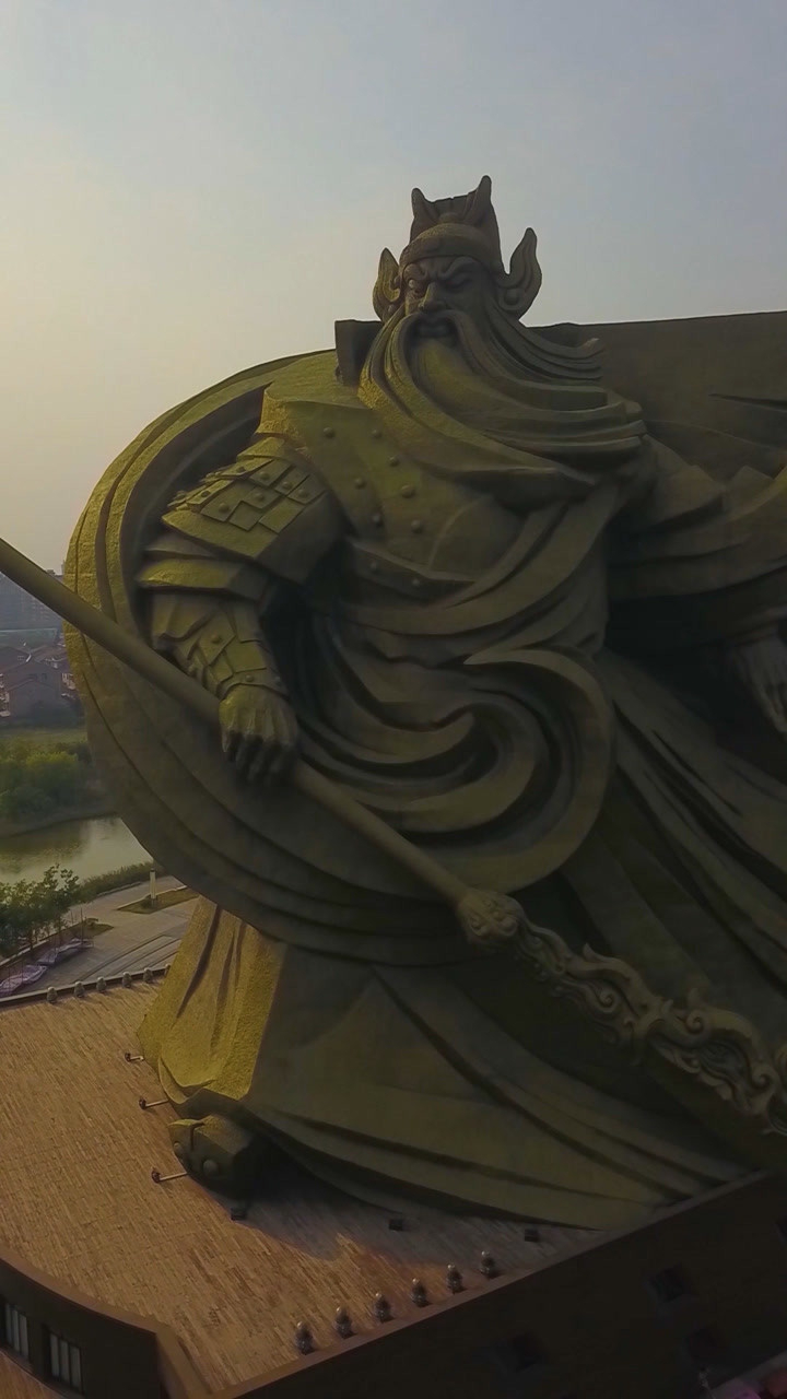 纪念关羽大意失荆州,荆州修建了一座关公巨型雕像,高108米,耗费3亿.