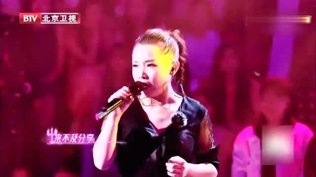 张玮伽一曲《蜡像》,发烧级歌手坚强中带着悲伤,听得句句戳心