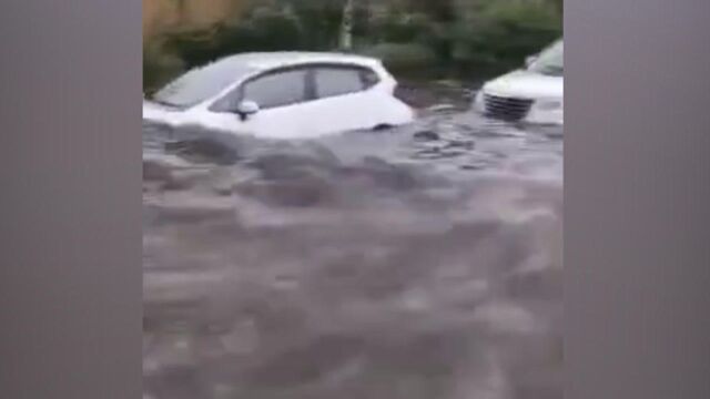 暴雨来袭!实拍沈阳暴雨积水没过车身 全市提前下班、放学