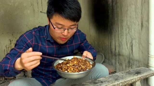 徐大sao烹饪秘制卤肉饭,看起来就诱人,吃得美滋滋啊