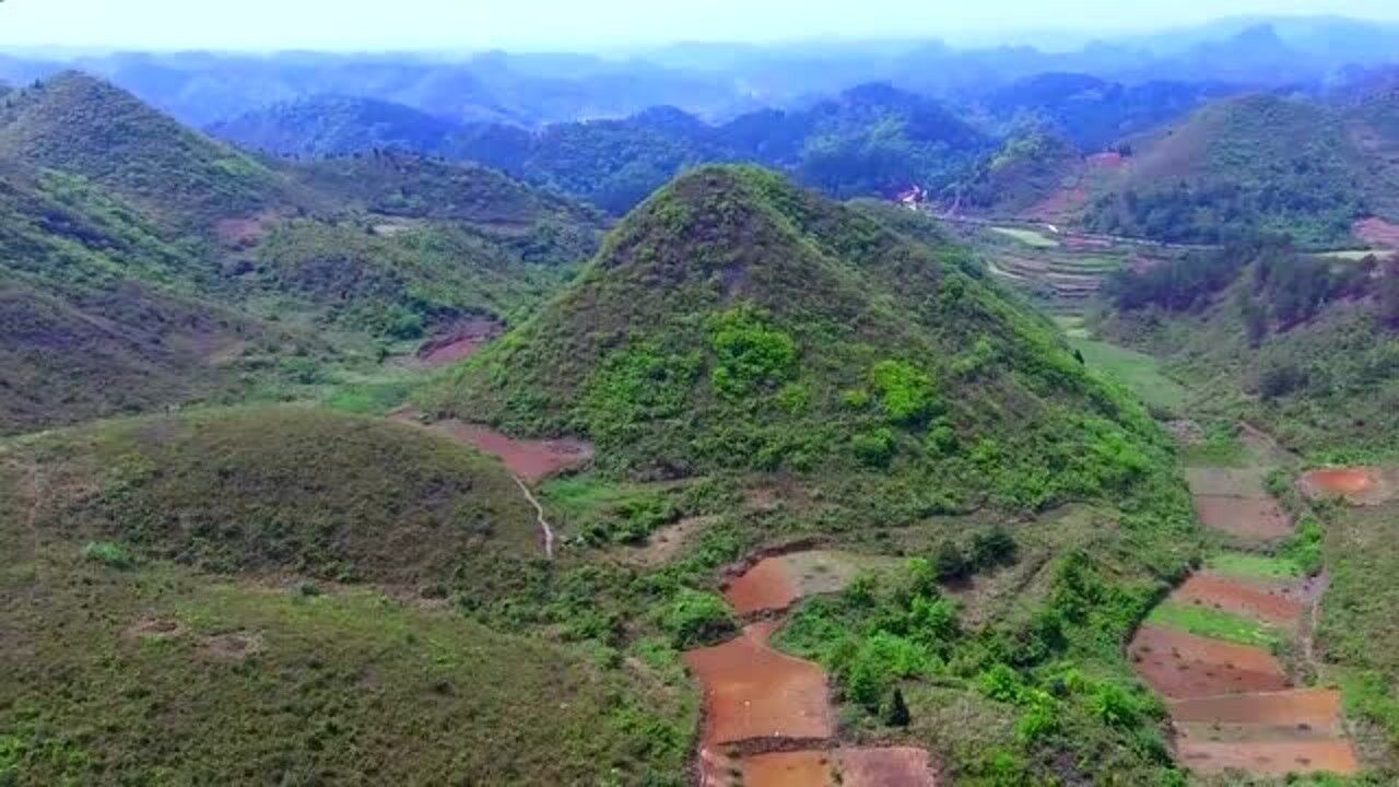 左青龙右白虎中间一个金形山大格局的墓葬风水宝地