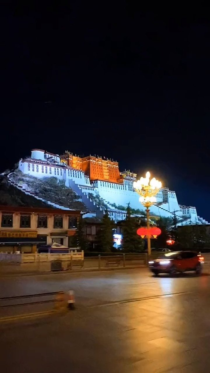 行走在夜晚的拉萨街头,看着雄伟的布达拉宫,有一丝说不出来的伤感
