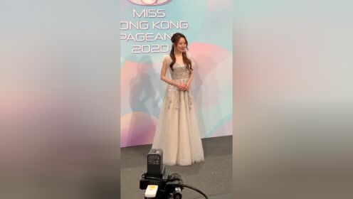 2020香港小姐竞选决赛之夜：星级评委菊梓乔的仙气超过了很多佳丽