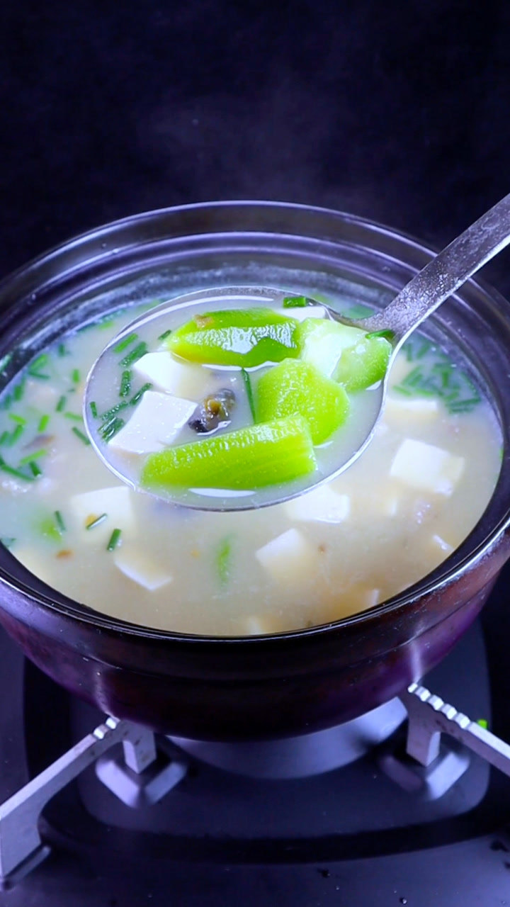 丝瓜汤这样做,汤汁奶白浓郁,非常营养好喝.