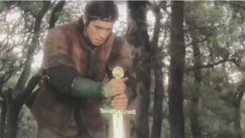 《亚瑟王神剑》：小伙无意间从石头里拔出一把剑，没想到这剑不简单！