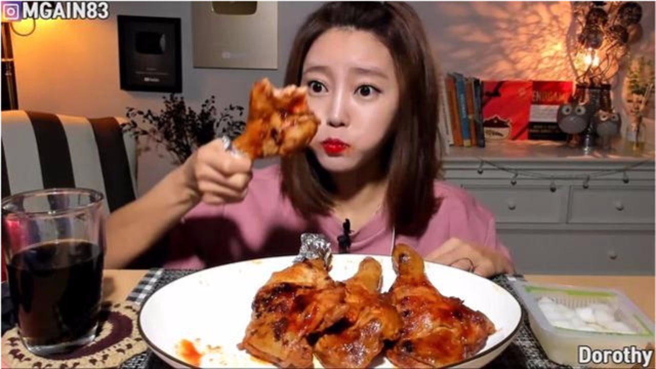 韩国美女阿姨多萝西吃播4只烤鸡腿光速大口吃光