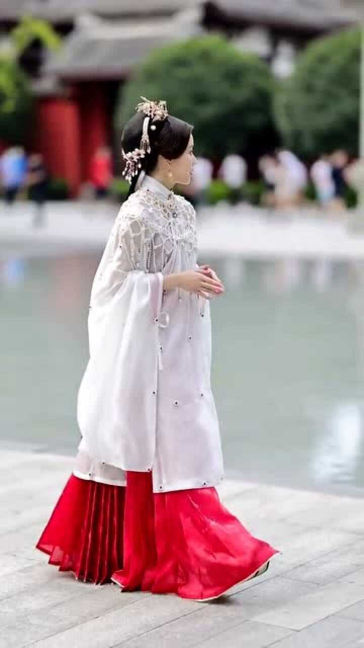 小姐姐穿汉服真好看,这件汉服的颜色搭配真心赞