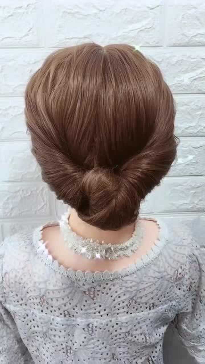 50岁的妈妈这样扎头发,很洋气,女儿学会给妈妈扎