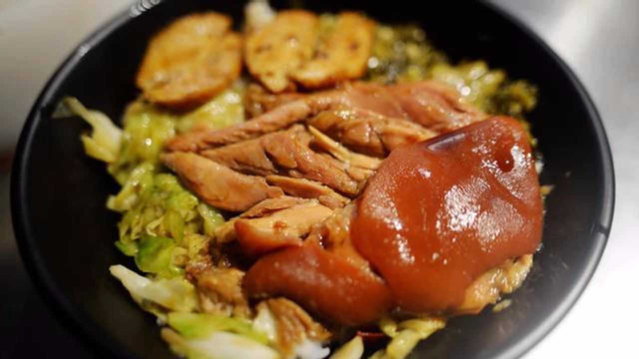实拍:17.5元的猪肘饭,肘子肉烂皮软,浇上肉汤吃得一粒米不剩