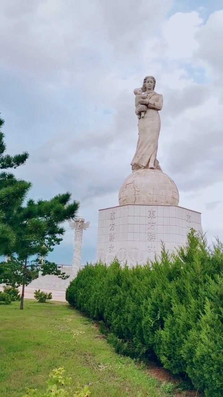 大连夏家河子海滨浴场出现的大连东方神女的雕像