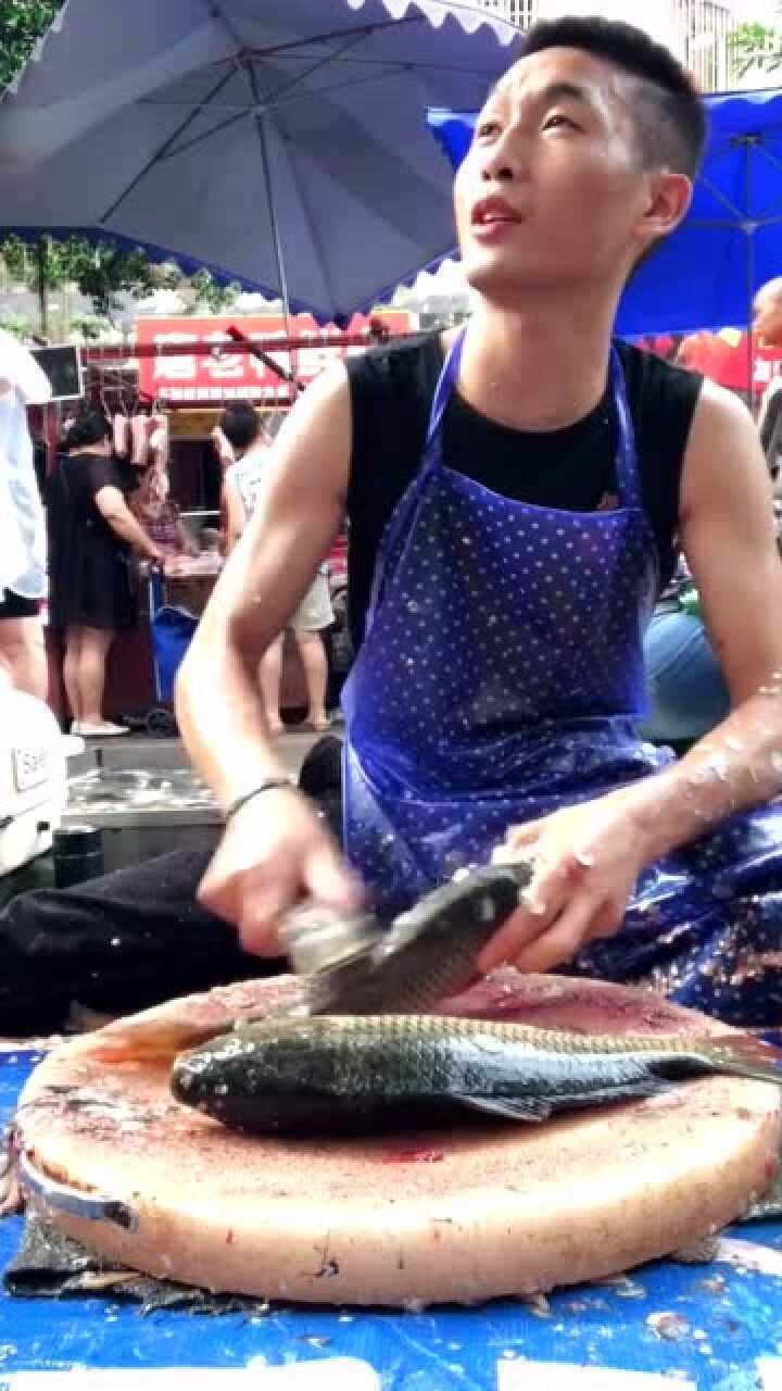 过气的网红杀鱼小哥,还在摆地摊卖鱼!