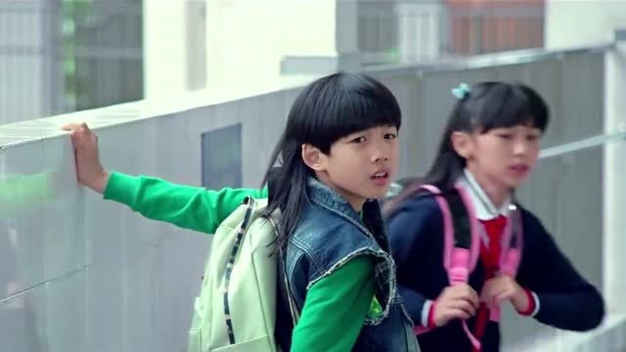 龙拳小子林秋楠一到班上就开始介绍自己的事迹还喜欢上了漂亮女同学