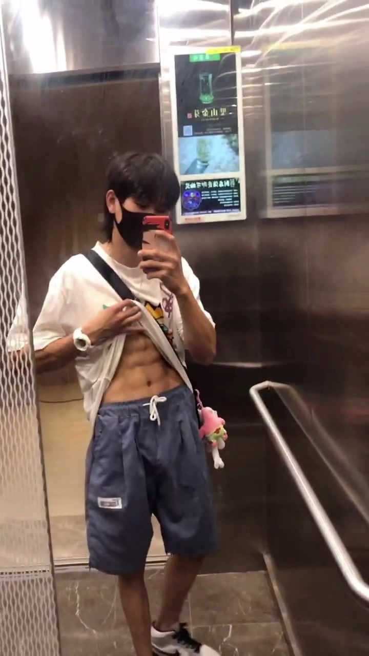 教练说我最近腹肌练的还不错作为奖励今晚带我去酒店吃自助餐