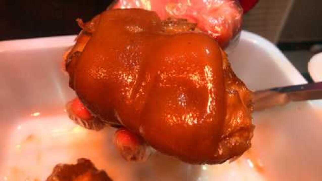 群友试吃卤猪蹄圈,好看又好吃,爷俩啃一个,真香