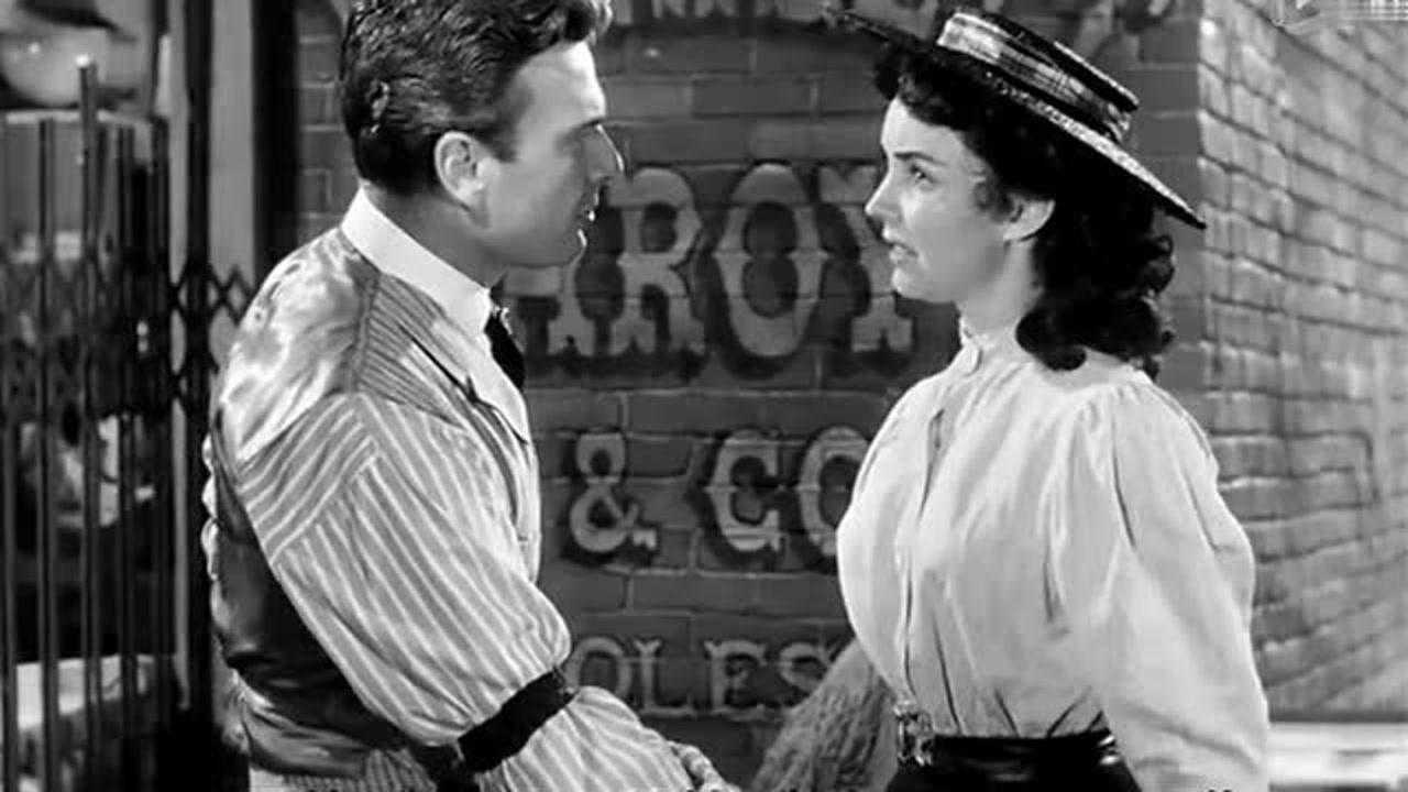 嘉丽妹妹嘉丽丢掉了工作查理帮助了嘉丽还要约嘉丽共进晚餐