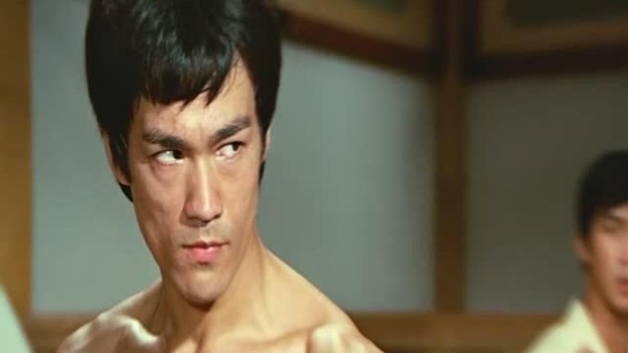 精武门中国人绝不是病夫看李小龙一个人打一群人