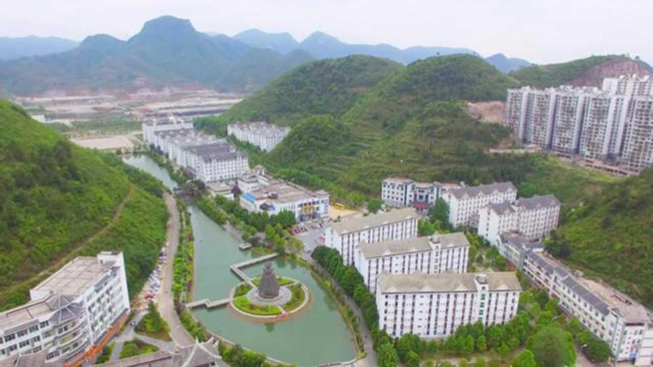 航拍凯里学院美丽校园,这里的山,这里的水,这里的风水真的很好