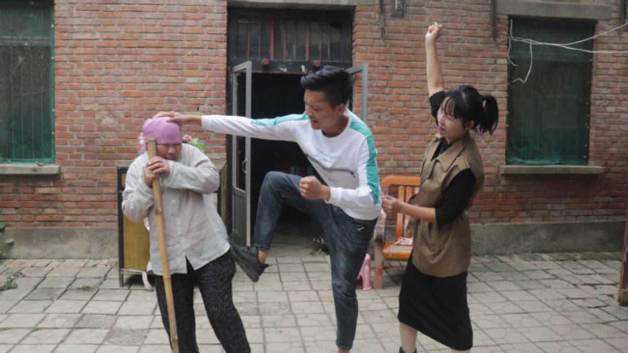 老房子漏雨去儿子家,不孝儿子竟把母亲往外赶,儿媳做法温暖