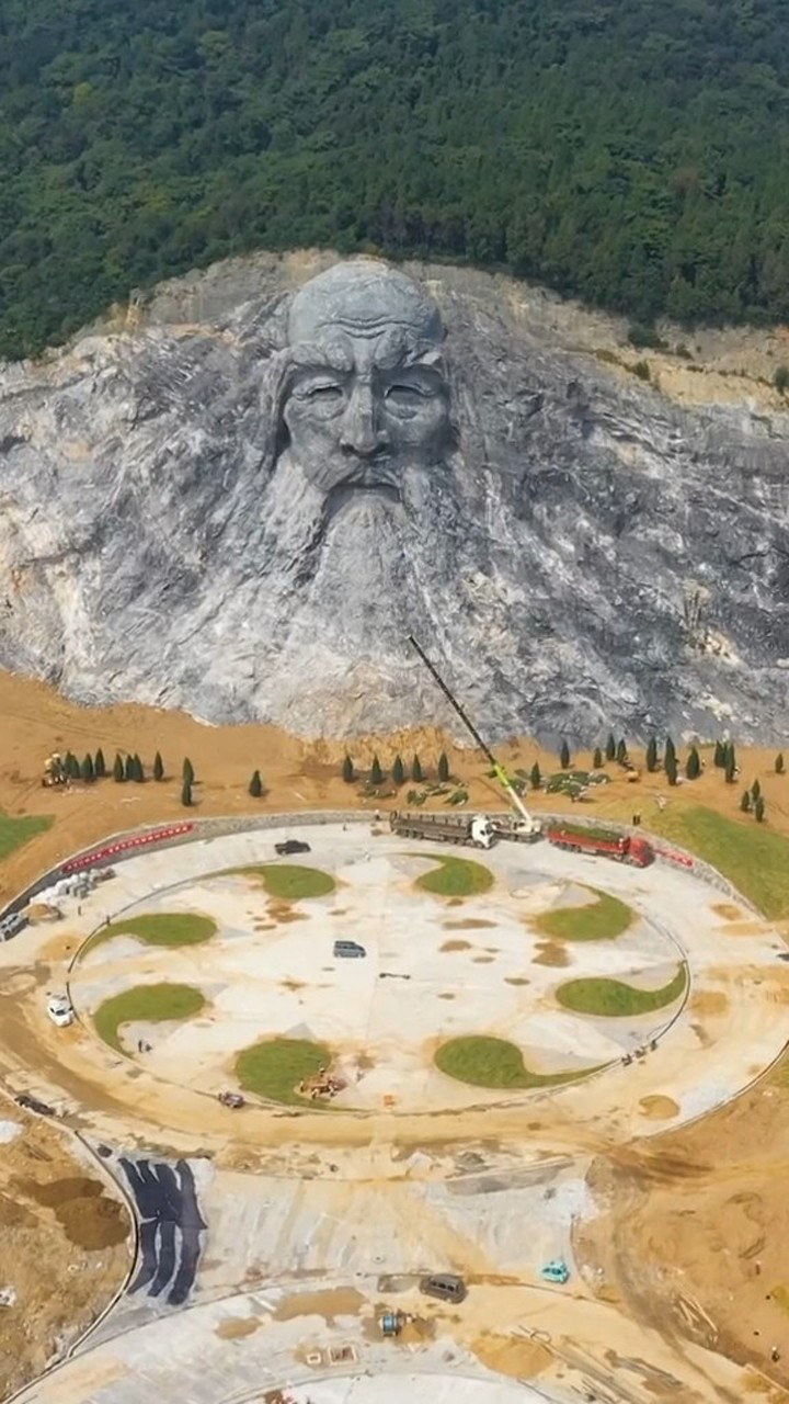 襄阳发现一座伏羲像整座山雕刻而成鼻孔能容纳十几人是美国总统山的4