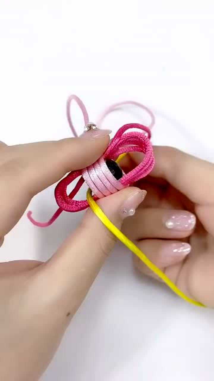 手工编织:这样的圆形结,适合用来做手链的结尾