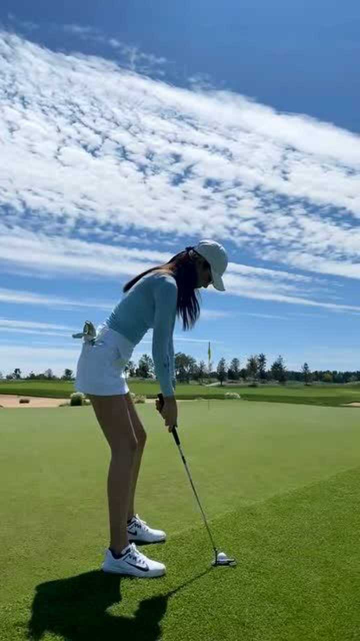 美女打高尔夫球,练习扣杆技巧,半个月还没掌握!