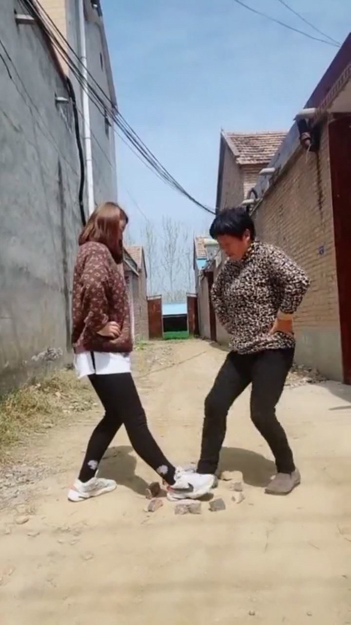 自古婆媳关系难相处,娘俩玩游戏互踩鞋子定输赢,结果却因慢半拍发生