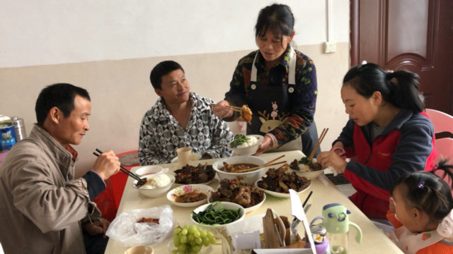 湖南農村生活一家人吃著晚餐有酒有肉有說有笑歲月靜好