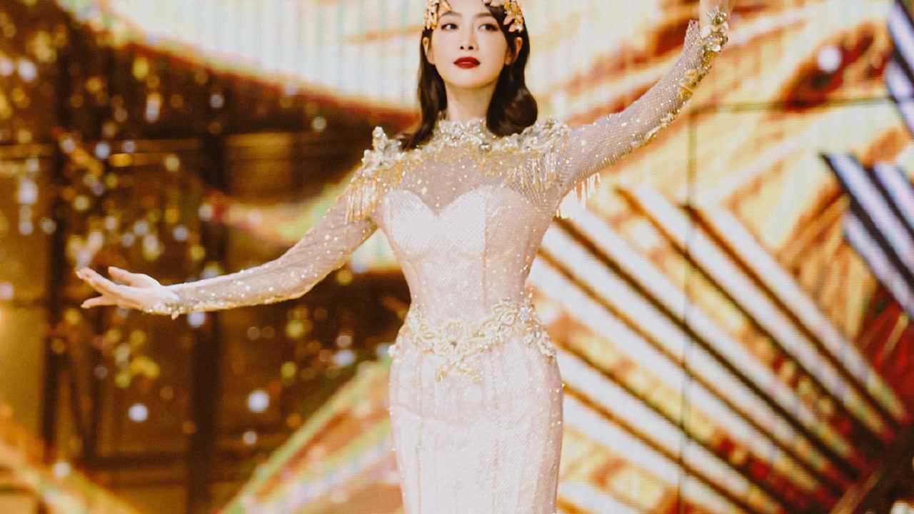 第13届金鹰节金鹰女神宋茜身着金光羽衣头戴皇冠从天而降美极了