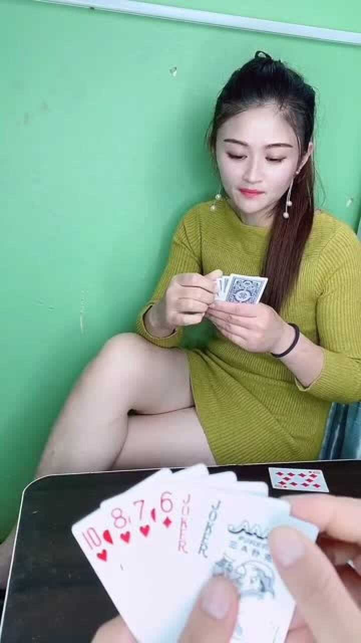 哪有你这样打牌的,被发现了吧