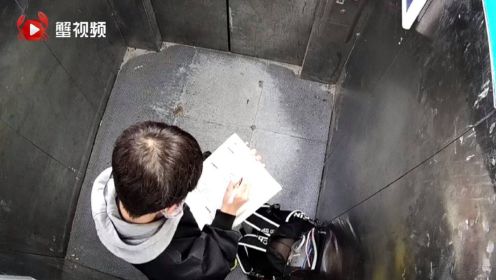 13岁男生被困电梯，淡定做作业
