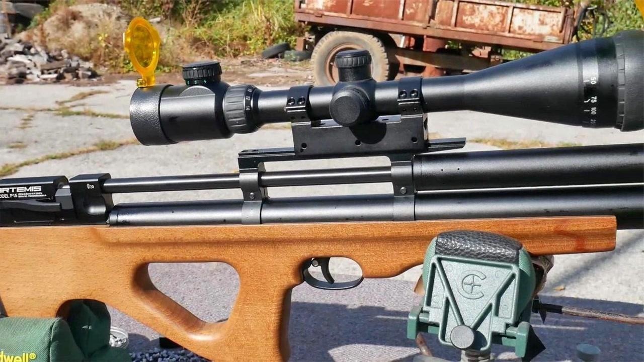 老外试射气动版步枪没想到用打气筒现场打气看威力还不小呢