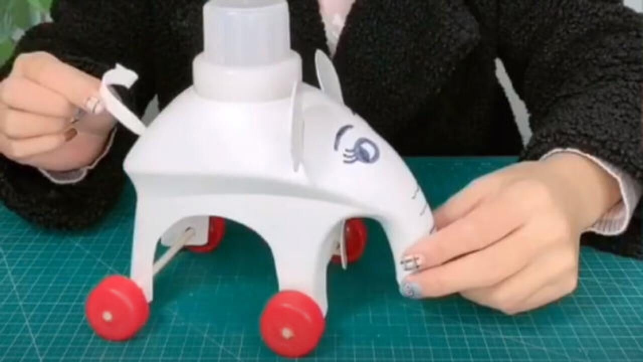 用完的洗衣液瓶子别丢手工制作一下变身玩具大象