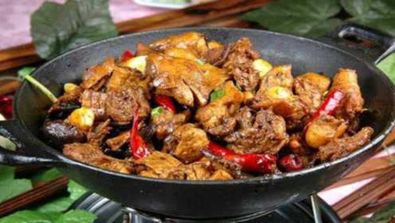 小铁锅炖小笨鸡东北菜家常菜绿色健康美味的关键全靠一杯酒