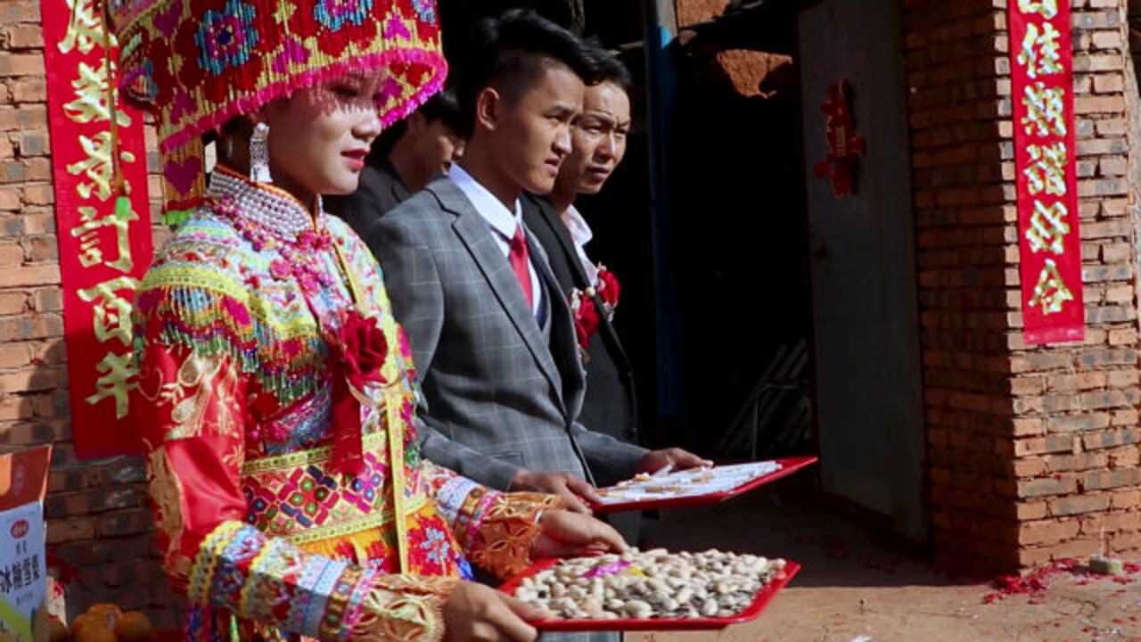 云南丽江傈僳族结婚新郎新娘排队迎宾客这样的婚礼有见过的吗