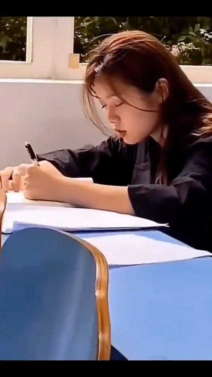 同学上课打瞌睡还流口水