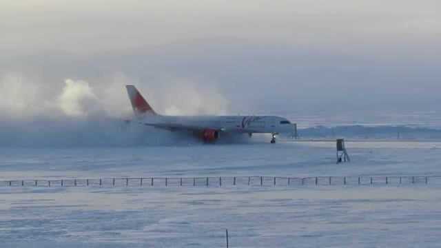 波音757在满是降雪的机场着陆的、俩反推发动机给力