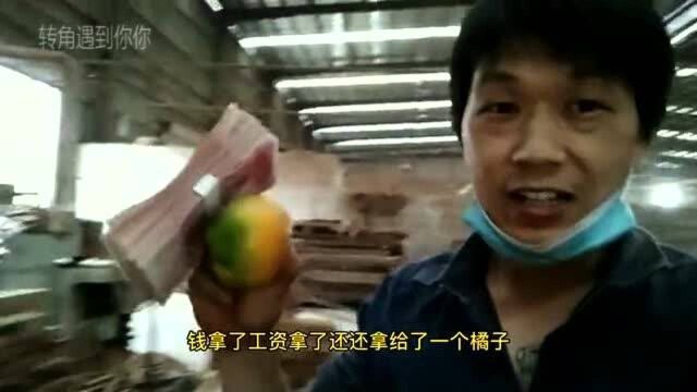 实拍家具厂今天发工资,看看木工师傅一个月能赚多少钱