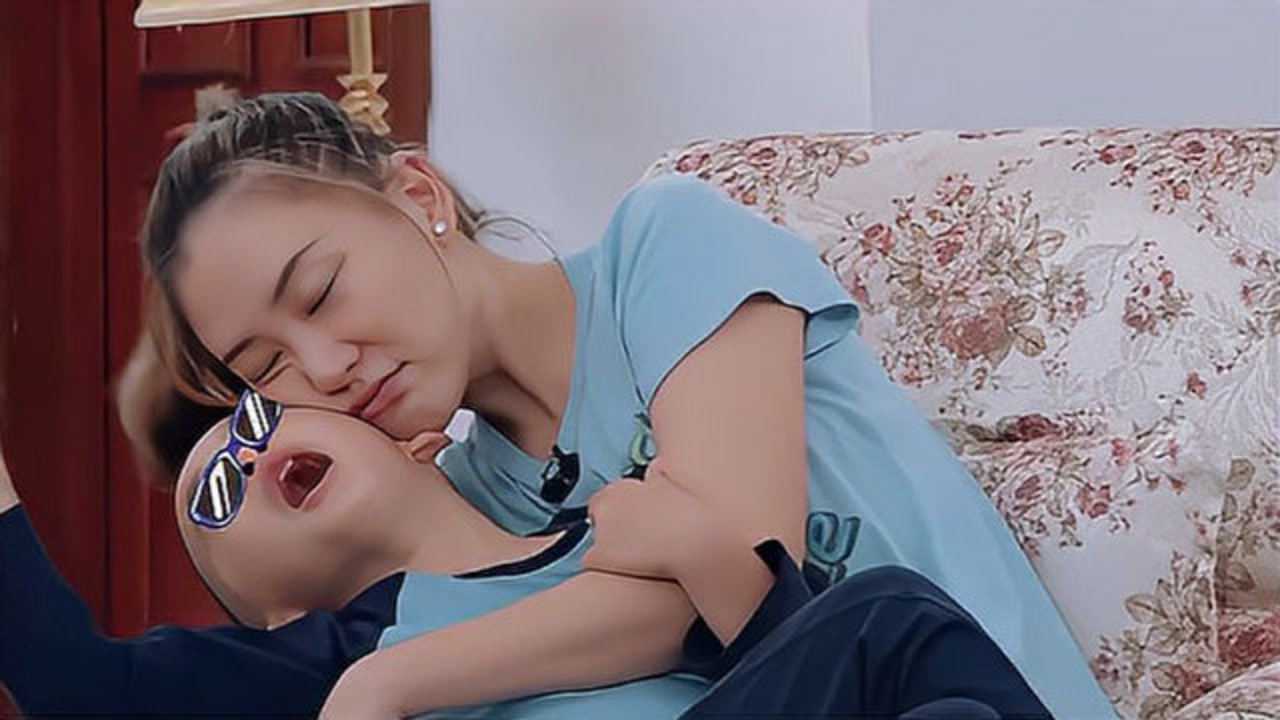 应采儿带hoho很累抱着小小春倒头就睡儿子反应太暖