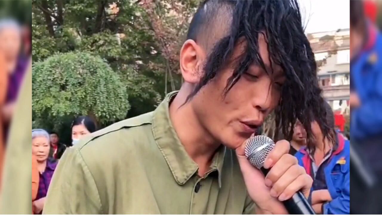 网红乞丐哥一首老婆你辛苦了火了歌声深情动听连听三遍都不腻