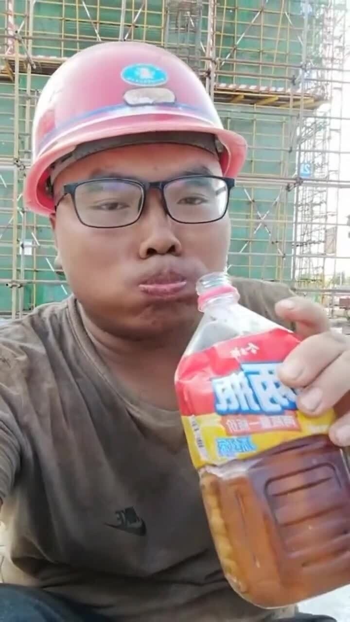 第一次喝冰红茶在塔吊下边看到的味道还不错