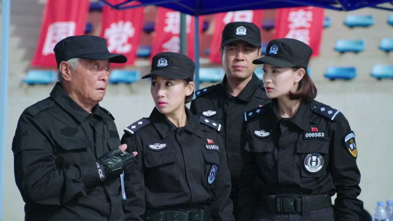 警花与警犬幸运急性子还没开始就冲出去耽误不少比赛时间