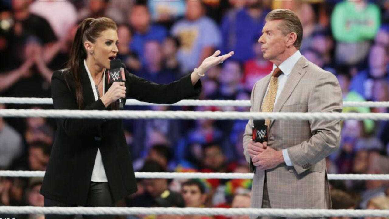wwe家庭内战!老板对阵大公主!老爸竟然为了情人锁晕亲女儿!