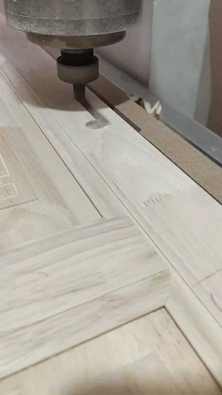 手艺人给一个柜门开槽,一看这颜色,就知道是橡胶木的!