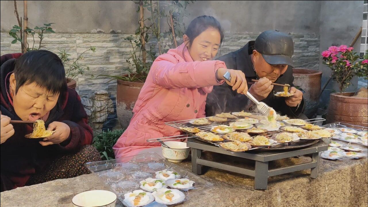 农村媳妇碳火烤蒜蓉扇贝边烤边吃公婆1口1个吃着香哩很