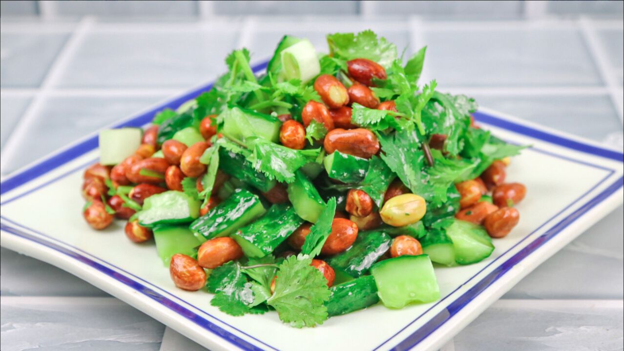 酒桌上必不可少的凉拌菜脆黄瓜拌花生大厨教你清爽可口做法