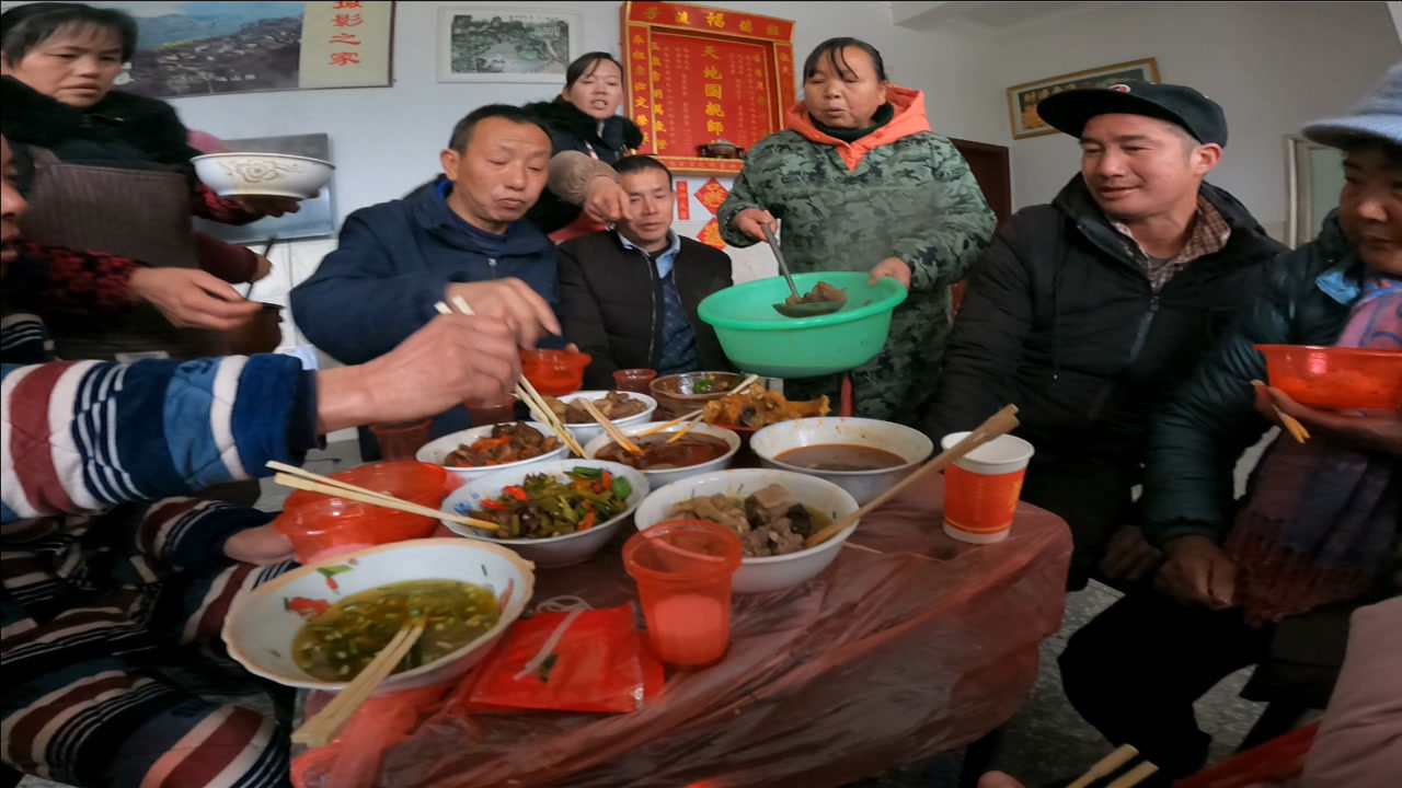 湖南農村吃酒席,牛雜牛肉無限量加,大家搶著吃