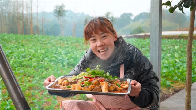 秋妹今天吃双椒鱼,鲜香可口辣味十足,围着火炉边烤边吃真暖和