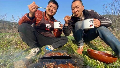 两兄弟吃猪肝，野外用瓦片烤着吃，能好吃吗？